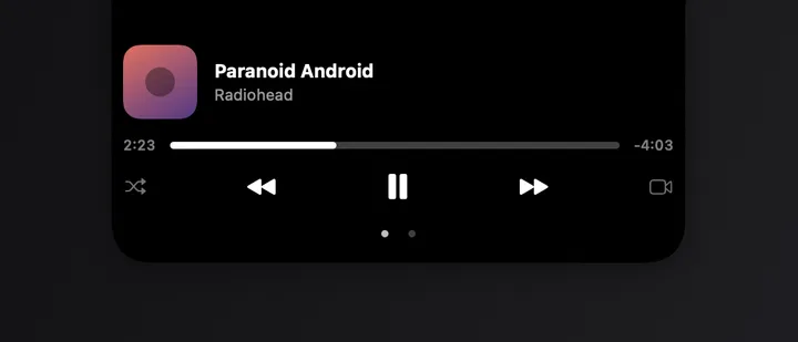 Notch aberto mostrando "Paranoid Android" tocando, com controles de reprodução e barra de progresso